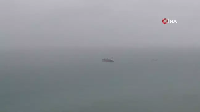 Yan yatarak kıyıya vuran yük gemisi batma tehlikesi yaşıyor