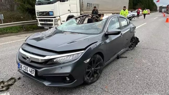 TEM Otoyolu Kocaeli Geçişinde Tıra Otomobil Çarptı: 3 Yaralı