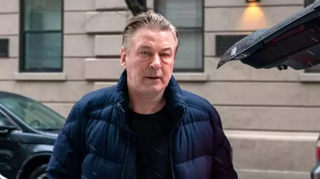 Alec Baldwin, film setindeki silah kazasıyla suçlanıyor