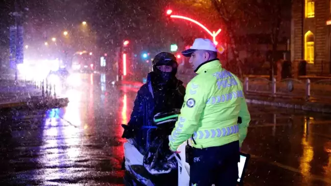 Edirne'de kar yağışı sebebiyle trafiğe çıkışı yasaklanan motosiklet ve elektrikli scooterlara yönelik denetimlerde kaçma anları yaşandı
