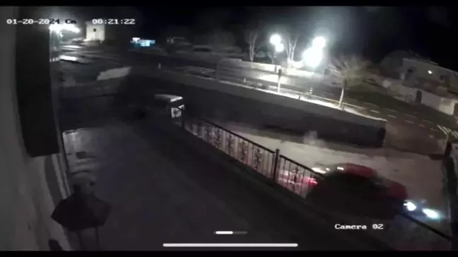 Nevşehir'de Kontrolden Çıkan Araç İş Yerinin Avlusuna Uçtu