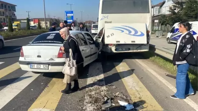 Düzce'de Minibüs ile Otomobil Çarpıştı