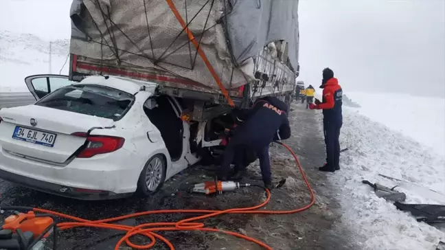 Bitlis'te Tıra Çarpan Otomobilde 2 Kişi Hayatını Kaybetti