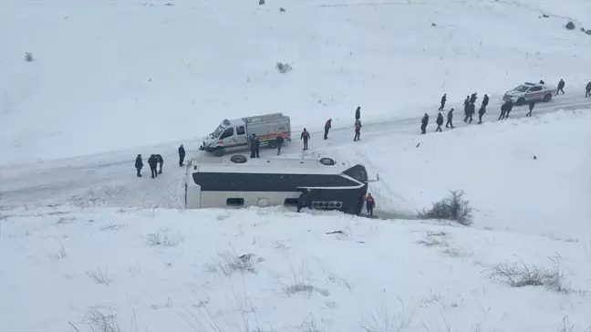 Sivas'ta cenazeden dönen otobüs devrildi: 2'si ağır 14 yaralı