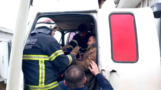 Tekirdağ Çorlu'da Tır ile Kamyon Çarpışması: Kamyon Şoförü İtfaiye Tarafından Kurtarıldı