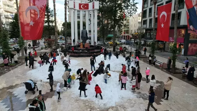 Antalya Kumluca'da Çocuklar Karla Eğlendi