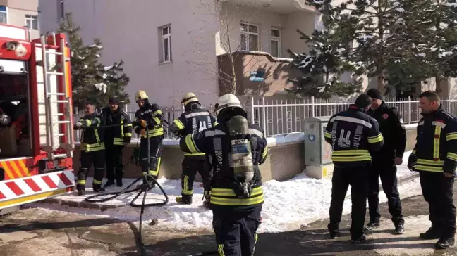 Erzurum'da Yangın Merdiveniyle Mahsur Kalan Aile Kurtarıldı