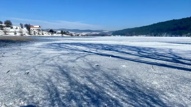 Eflani'deki Göletlerin Yüzeyi Buz Tutarak Eşsiz Manzaralar Oluşturdu
