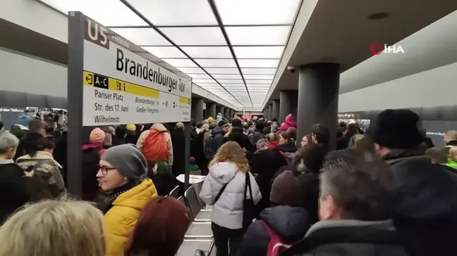Almanya'da 150 bin kişiden Bundestag önünde ırkçılığa karşı miting