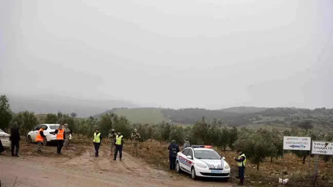 Hatay Havalimanı'ndan havalandıktan sonra kaza kırıma uğrayan polis helikopterinin enkazı kaldırılıyor