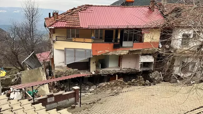 Tokat'ın Niksar ilçesinde heyelan sonucu cami ve evler yıkıldı