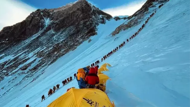 Everest Dağı'na tırmananlar artık dışkılarını temizlemek zorunda