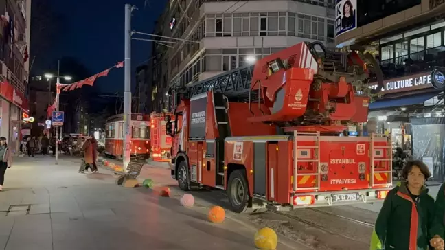 Kadıköy'de tramvayın altında kalan yaşlı kadın hayatını kaybetti