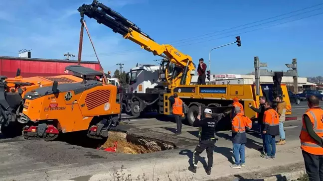 Çerkezköy'de çukurda çalışan iş makinesi çukura düştü