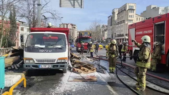 Beyoğlu'nda park halindeki kamyonette çıkan yangın söndürüldü