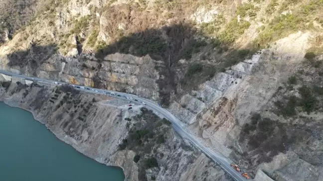 Artvin-Hopa kara yolunda heyelan ve kaya düşmesi sonucu ulaşım kontrollü sağlanıyor