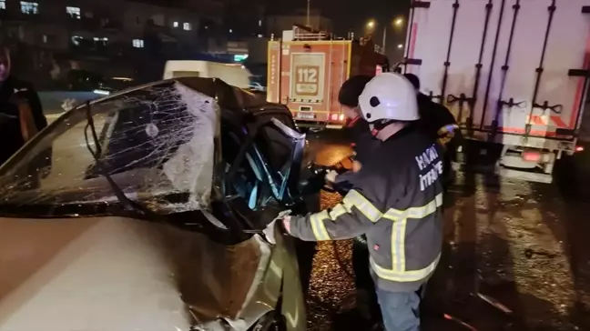 Belen'de tıra çarpan otomobilin sürücüsü yaralandı