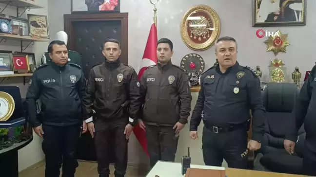 İzmir'de dolanan bayrağı düzelten bekçilere plaket