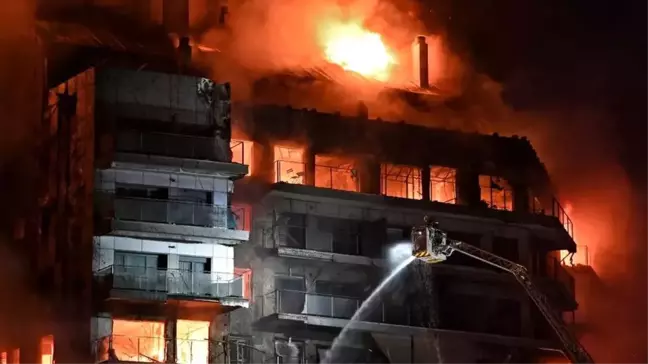 İspanya'da Yüksek Katlı Bir Binada Çıkan Yangında 4 Kişi Hayatını Kaybetti