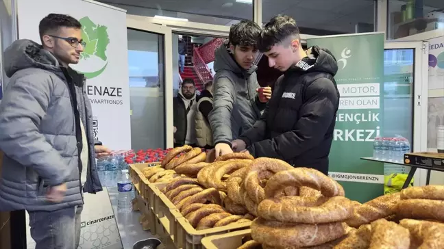 Hollanda'da Gençler Filistin İçin Dua Etti