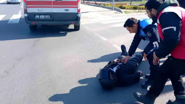 Çorlu'da otomobil ile çarpışan motosikletli kurye yaralandı