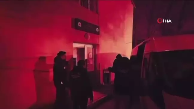Tır dorsesindeki yüklerin arasında 48 düzensiz göçmen yakalandı