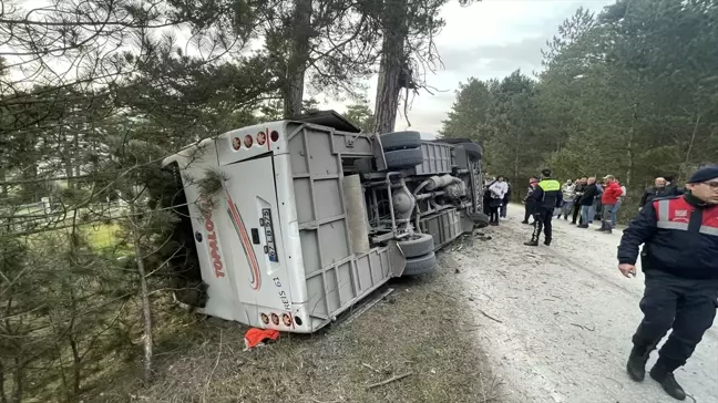 Bolu'da Kartalkaya Kayak Merkezi'nden dönen minibüs devrildi, 14 kişi yaralandı