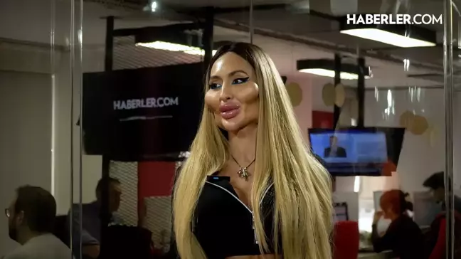 Dünyanın en büyük elmacık kemiklerine sahip fenomen, vücudundaki estetikli bölgeleri saydı