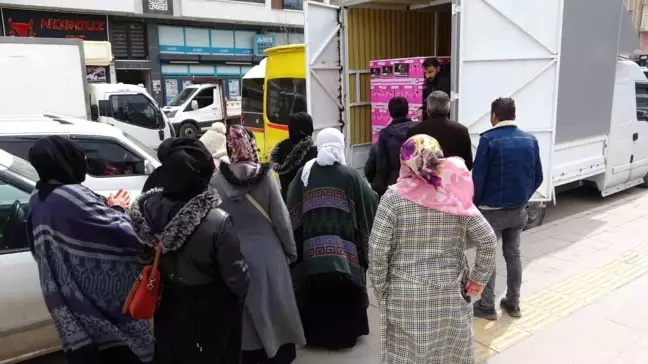 Vanlı iş adamı bin aileye gıda kolisi dağıttı