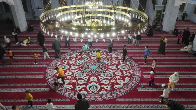 İstanbul'da Ramazan Ayının İlk Teravih Namazı Kılındı