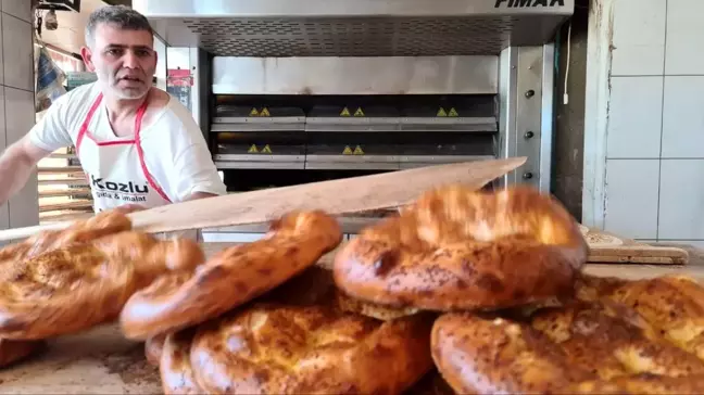 Ramazan Ayının İlk Pideleri Tezgahlarda Yerini Aldı
