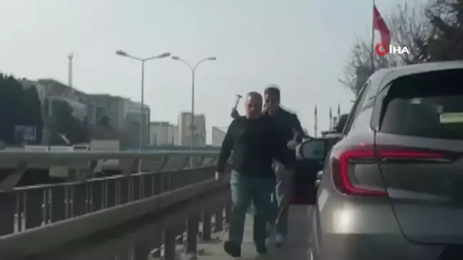 E5 Karayolu'nda iftar saatinde sürücüler arasında çekiçli bıçaklı kavga kamerada