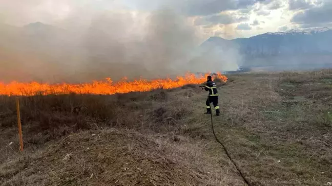 Erzincan'da örtü yangını itfaiye ekiplerince söndürüldü