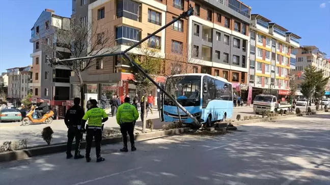 Kütahya'da Özel Halk Otobüsü Kaza Yaptı: 2 Yaralı