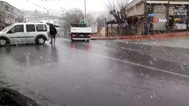 Diyarbakır'ın bazı ilçelerinde beklenmedik kar yağışı