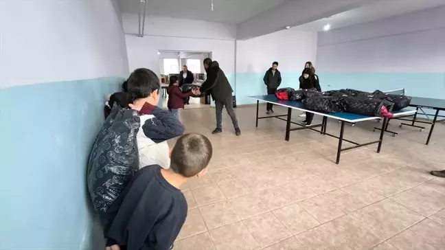 Şemdinli'deki öğrencilere kıyafet ve bot yardımı yapıldı