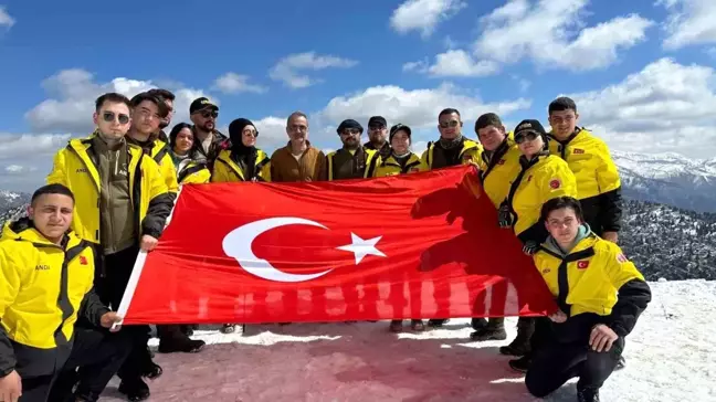 ANDA Ekibi Muhsin Yazıcıoğlu'nu Anmak İçin Keş Dağ'ına Tırmandı