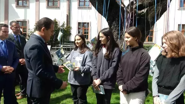 Muğla BİLSEM Öğrencileri Ağaçlara Kitap Astı