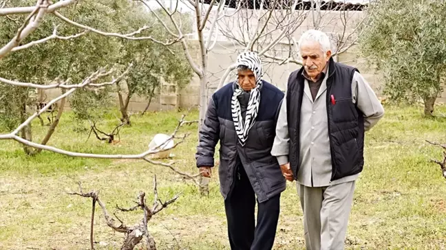 82 Yaşındaki Ahmet Kılavuz, Alzheimer Hastalığındaki Eşine Büyük Destek