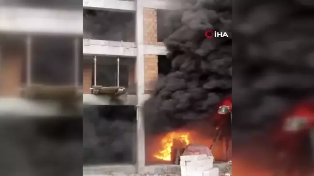 İnşaat halindeki binada malzemeler alevlere teslim oldu