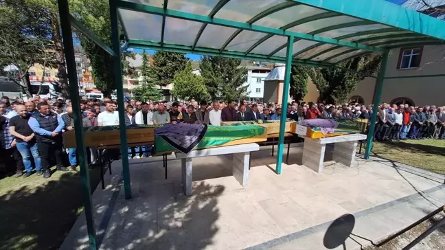 Çerkeş'te tırın otomobile çarpması sonucu hayatını kaybeden 4 kişi Ordu'da toprağa verildi