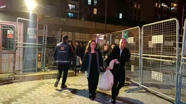 Sancaktepe'de okullarda sayılan oylar İlçe Seçim Kuruluna getiriliyor