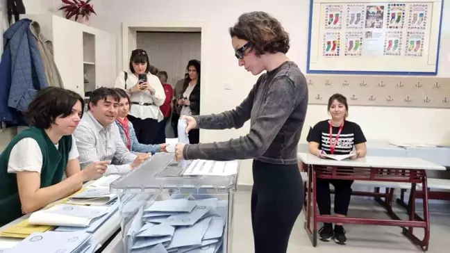Zeynep Bastık, oy kullanmak için sıraya asistanını koydu