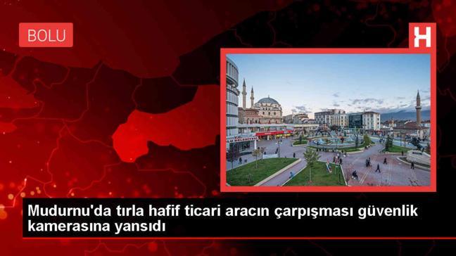 Bolu'da Tır ile Hafif Ticari Araç Çarpışması Kamerada