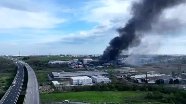 Tekirdağ'da sünger fabrikasında çıkan yangın dron ile havadan görüntülendi