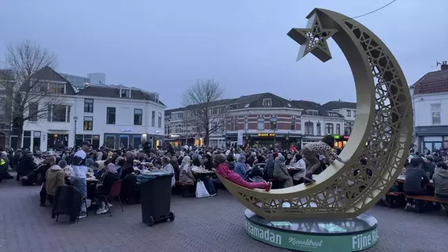 Hollanda Diyanet Vakfı'na bağlı Ulu Cami Vakfı, 1500 kişilik sokak iftarı düzenledi