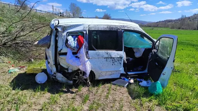 Sivas'ta Hafif Ticari Araç Devrildi: 3 Yaralı