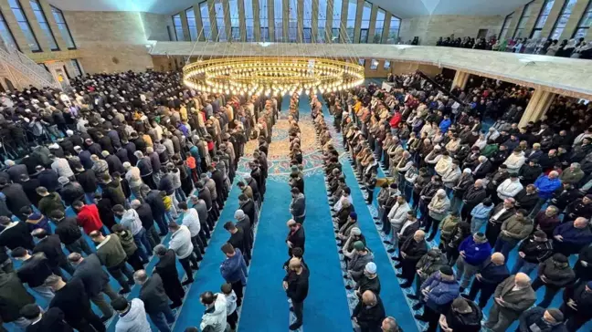 Diyanet İşleri Başkanı Erbaş, Şeyh Edebali Camii'nde Bayram Namazı Kıldırdı