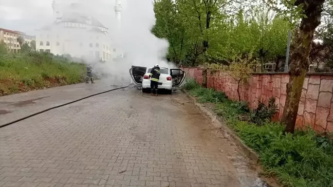 Gaziantep'te park halindeki otomobilde yangın çıktı