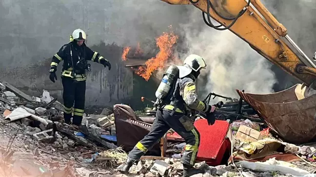 İzmit'te ısı yalıtım malzemelerinin bulunduğu kulübede yangın çıktı